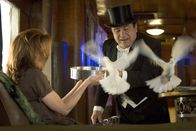 Even Money – Ausgerechnet im Spielcasino haben sich die beiden angefreundet: die verzweifelte Ehefrau Carol Carver (Kim Basinger, l.) und der ruhmlose Magier Walter (Danny DeVito, r.) ...
