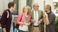 Nele in Berlin – Nele (Cornelia Gröschel, 2.v.l.) gaukelt ihrem Vater (August Zirner, 2.v.r.) mit Hilfe ihres früheren Studienkollegen Jan (Milian Zerzawy, l.) vor, dass sie noch immer fleißig studiert. Als sie im Hof auf Neles Nachbarn Uli Müller (Dominique Horwitz, r.) treffen, gibt es eine willkommene Ablenkung, denn der und ihr Vater sind uralte Freunde.