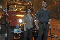 Meteoriten - Apokalypse aus dem All – Jack (Billy Campbell) und Imogene O'Neil (Marla Sokoloff) versuchen sich ins US-Krisenzentrum in Los Angeles durchzuschlagen, doch auf den Straßen ist das Chaos ausgebrochen.