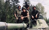 Californian Commando – Nach dem erbitternden Marsch durch den Wald wird Van (Kian Lawley, 2.v.l.), Soukka (Elias Keranen, l.), Forsbacka (Tatu Sinisalo, 3.v.l.) und PH (Juho Uusitalo, r.) befohlen, für eine Kampfübung in einen Panzer einzusteigen. Danach erleben die Rekruten etwas, was sie so schnell nicht wieder vergessen werden.