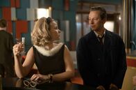 Ku'damm 63 – Freddy (Trystan Pütter) kehrt aus London zurück, um sich um Monika (Sonja Gerhardt) zu kümmern.