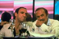 Scarface – Der Drogenbaron Frank Lopez (Robert Loggia, re.) unterhält sich mit Omar Suarez (F. Murray Abraham, li.) über Tony Montana.