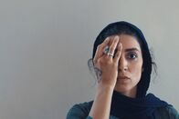Tattoo – Schikane auf dem Amt: Behdokht Valian als junge Frau