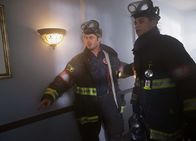 Chicago Fire – Suchen nach Opfern:Taylor Kinney als Kelly Severide, Charlie Barnett als Peter Mills (Copyright SRF/NBC Universal)