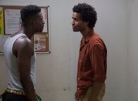 Deadly Tropics – Rudy (David Baiot, l.) wird in einen Mordfall verwickelt und bittet Aurélien Cherlery (Julien Beramis, r.) um Hilfe. Als er von Rudy erfährt, dass sich dieser prostituiert, ist er zutiefst schockiert.