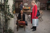 Rote Rosen – Anette (Sarah Masuch, l.) übergeht Sandras (Theresa Hübchen, r.) Warnung, dass Sperrmüll nicht mitgenommen werden darf und ergattert einen antiken Stuhl. Mit Werner (Dirk Hartkopf, M.)