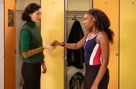 SOKO Potsdam – Pauline Hobrecht (Agnes Decker, l.) versucht sich im Apnoe-Tauchen. Elli Marquardt (Jobel Mokonzi, r.) gibt ihr Tipps. Dabei unterhalten sich die beiden Frauen näher. Elli hatte ein Verhältnis mit dem Toten.