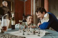Triff... – Clarissa mit Napoleon (Stefko Hanushevsky) im Gespräch