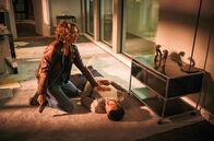 Tatort – Lena Odenthal (Ulrike Folkerts) ist einem Notruf gefolgt und findet einen Schwerverletzten. Aber ist noch jemand in der Kanzlei?