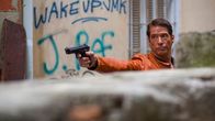 Springflut – Alain Bressant (Nicky Naude), der Mörder von Abbas großer Liebe, Samira, ist auf der Flucht vor der Polizei.