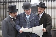 Ripper Street – (v.l.n.r.) Ressler (Patrick Baladi), Detective Inspector Edmund Reid (Matthew Macfadyen); Detective Sergeant Bennet Drake (Jerome Flynn)