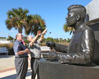 UFO-Jäger – Titusville, Florida: Astrounat Edgar Mitchell schaut sich im Außenbereich des NASA-Museums um. (National Geographic Channels/ Snake Oil Productions)