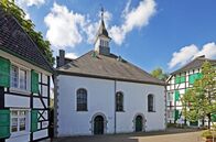Wunderschön! – Zeitreisen ins Mittelalter: Die ältesten Mauern in Gruiten-Dorf, einem Stadtteil von Haan, stammen vermutlich aus dem 14. Jahrhundert, viele andere der Fachwerk- und Schieferhäuser sind 300 bis 400 Jahre alt und stehen unter Denkmalschutz. - (Archivfoto, Ensemble Predigthaus, Evangelische Kirche und Pfarrhaus)