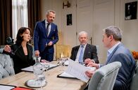 Sturm der Liebe – ARD STURM DER LIEBE FOLGE 4648 Uhr im ERSTEN. Erik kann sein Glück kaum fassen, als Sophia seinen Antrag unterstützt. (v. l. n. r.) Krista Birkner, Sven Waasner, Dirk Galuba, Dieter Bach.