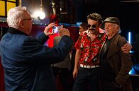Rentnercops – Ermittlung in der Doppelgänger-Agentur: Günter Hoffmann (Peter Lerchbaumer, l.) macht ein Handyfoto von Edwin Bremer (Tilo Prückner, r.) und dem Magnum Double Viktor Schneider (Alexander Wipprecht, M.).