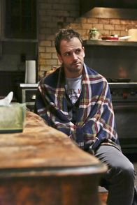 Elementary – Versucht, den Mörder eines Universitätsprofessors zu finden: Sherlock Holmes (Jonny Lee Miller) ...