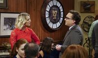 The Big Bang Theory – Bei einem Date wird Leonard (Johnny Galecki, r.) und Penny (Kaley Cuoco, l.) vor Augen gehalten, dass sie nicht mehr zu den ganz Jungen gehören und doch schon etwas in die Jahre gekommen sind ...