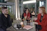 Durch die Nacht mit ... – Dmitry Glukhovsky (li.) und Kamila Shamsie (Mi.) mit Asli Erdogan (re.) im Restaurant Margarete