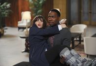 New Girl – Die Verlobungsfeier von Cece und Schmidt verläuft nicht so reibungslos, wie Jess (Zooey Deschanel, l.) und Winston (Lamorne Morris, r.) hoffen ...