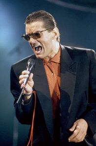 Falco - Mon Amour – Mit "Rock Me Amadeus" schaffte es Falco 1986 als erster und bis dahin einziger Künstler mit einem deutschsprachigen Song an die Nummer 1 der US-Charts.