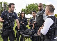 Hawaii Five-0 – (v.l.n.r.) Steve McGarrett (Alex O'Loughlin); Tani Rey (Meaghan Rath); Junior Reigns (Beulah Koale); Lou Grover (Chi McBride); Danny Williams (Scott Caan)