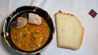 Stadt Land Kunst – Im rumänischen Curciu bereitet Silvia ein traditionelles Rezept aus ihrer Heimat zu. Das Gericht besteht aus Schweinefleisch und Würsten in einer Tomaten-Paprika-Soße.