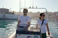 Maritimes Erbe – Davide Ascheri und Elena Fontanesi, Präsident und Vizepräsidentin des Vereins „Delfini del Ponente“, im Hafen von Imperia auf dem Weg zum Erfassen der Delfine, die sich in der Nähe aufhalten