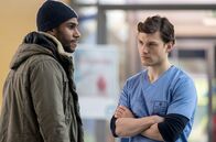 In aller Freundschaft - Die jungen Ärzte – Krishan (Tijan Nije, l.) gibt Florian (Lion Wasczyk, r.) einen relevanten Hinweis.