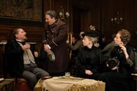 Das Sacher. In bester Gesellschaft – v.li.n.re. Szemere (Jürgen Tarrach), Portier Mayr (Robert Palfrader), Katharina Schratt (Nina Proll), Anna Sacher (Ursula Strauss).