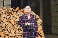 In aller Freundschaft – Dr. Roland Heilmann (Thomas Rühmann) hat sich eine Auszeit genommen, fernab der täglichen Trauer um seine verstorbene Frau, dem Klinikalltag und seinem Zuhause. Mehr und mehr besinnt er sich auf sich selbst zurück und beginnt langsam, nach vorn zu schauen.
