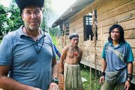 Reporter – Reporter: Kino im Urwald Der Zürcher Regisseur Niklaus Hilber auf Borneo mit dem Urvolk der Penan während dem Dreh seines Spielfilmes über Bruno Manser. Copyright: SRF