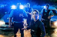 Lauchhammer - Tod in der Lausitz – Annalena Gottknecht (Odine Johne) und Komparsen.