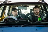 Kneecap – Móglaí Bap (Naoise Ó Cairealláin, l.) hat ein schwieriges Verhältnis zu seinem Vater Arló (Michael Fassbender, r.), der im Untergrund lebt, nachdem der ehemalige Anführer einer paramilitärischen, pro-irischen Gruppe seinen eigenen Tod vorgetäuscht hat, um einer Festnahme zu entgehen.