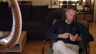 37°: Alpha - Wann ist ein Mann ein Mann? – Dating-Coach Hendrik beim Erstellen von Content für seinen Instagram-Kanal.