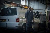 Detective Grace – Was weiß Werkstatt-Besitzer Malcolm Charles (Leon Herbert) über den blauen Pick-up, der beim Unfall leicht beschädigt wurde?