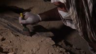 Spurensuche in Sakkara – Dem Ausgrabungsteam rund um Dr. Mostafa Wazari gelingt eine seltene Entdeckung: eine 2.500 Jahre alte Grabkammer mit über 100 Särgen.