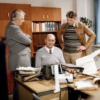 Polizeiruf 110 – Dank Hopfer (Rolf Hoppe, M.) kommen Fuchs (Peter Borgelt, l.) und Reuter (Helmut Schellhardt) einer Unterschlagung auf die Spur.