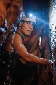 Sanctum – Während sein Vater der Meinung ist, dass Josh (Rhys Wakefield) die Schuld am Tode von Judes trägt, ist dieser der festen Überzeugung, dass sein Vater, um das eigene Leben zu retten, Teammitglied Judes auf dem Gewissen hat ...