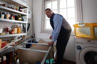 Watzmann ermittelt – Beissl (Andreas Giebel) muss sich alleine um das umgefallene Regal kümmern.
