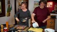 Zu Tisch ... – Zu Tisch Rhön – Deutschland Vanessa van der Eyk und Julia Djabalameli machen Blechkuchen. Copyright: SRF/Berlin Producers Media/Frederik Klose-Gerlich