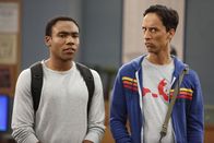Community – Für Troy Barnes (Donald Glover, l.) und Abed Nadir (Danny Pudi, r.) startet ihr letztesSchuljahr am Community- Collage ...