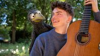 Rudi Rabissimo – Zum Glück trifft Rabe Rudi (Lennart Morgenstern) Benno Panhans. Mit dessen fantastischem Gitarrenspiel ist das fehlende Geld für ein Eis schnell eingesammelt.
