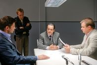 Die Rosenheim-Cops – Als die Kommissare Hansen (Igor Jeftic, l.) und Hartl (Michael A. Grimm, r.) sowie Polizist Mohr (Max Müller, 2.v.l.) herausfinden, dass Schneekanonenfabrikant Preissler (Thomas Landl, 2.v.r.) ein durchtriebenes Spiel spielt, nimmt der Fall plötzlich eine neue Wendung.