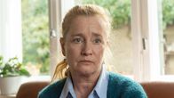 SOKO Wismar – Leonies Laden bringt kaum Geld ein. Die junge Frau konnte sich die Miete für ihre Wohnung nicht mehr leisten. Strom und Wasser sind auch schon abgestellt. Ihre Vermieterin Anne Tietze (Nadja Engel) hat Verständnis für die schwierige Situation ihrer Mieterin. Doch mit wem ist Leonie in Streit geraten?