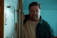 10 Cloverfield Lane – Spielt Howard (John Goodman) ein falsches Spiel oder versucht er tatsächlich, sich und den anderen beiden das Leben zu retten?