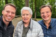 Elstners Reisen – Drehen seit acht Jahren „Elstners Reisen": Tierfilmer Christian Ehrlich, TV-Dino Frank Elstner und Zoodirektor Matthias Reinschmidt.