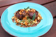 Kochs anders – Alis Rehfrikadellen auf Quarkknöpfle mit Quitten-Chutney.