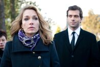 Am Ende der Lüge – MDR Fernsehen Uhr. Mia (Aglaia Szyszkowitz), Alexander (Kai Schumann) auf Friedhof