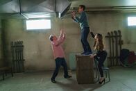 Modern Family – L-R: Cameron Tucker (Eric Stonestreet), Phil Dunphy (Ty Burrell), Gloria Delgado-Pritchett (Sofía Vergara)