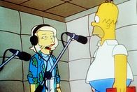 Die Simpsons – "Die Simpsons", "Homer ist "Poochie, der Wunderhund"." Die sonst so erfolgreiche Zeichentrickserie 'Itchy und Scratchy' verliert drastisch an Zusehern. Die Produktionsfirma entwirft deshalb eine neue Serienfigur. Hund 'Poochie' soll die Einschaltquoten wieder in die Höhe treiben. Homer gewinnt das Probesprechen und verleiht der Zeichentrickfigur seine Stimme. 'Poochie' kommt bei den Zusehern aber nicht besonders gut an.